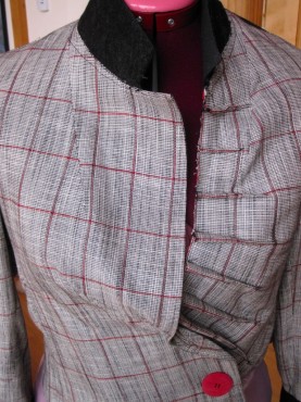Detail jacket tucks & collar